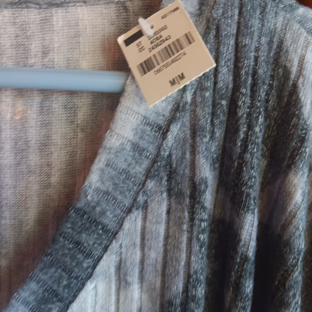 PINK Victoria's Secret Ribbed V-Neck Long Sleeve Top in Black and Gray Tie-Dye - Picture 2 of 6